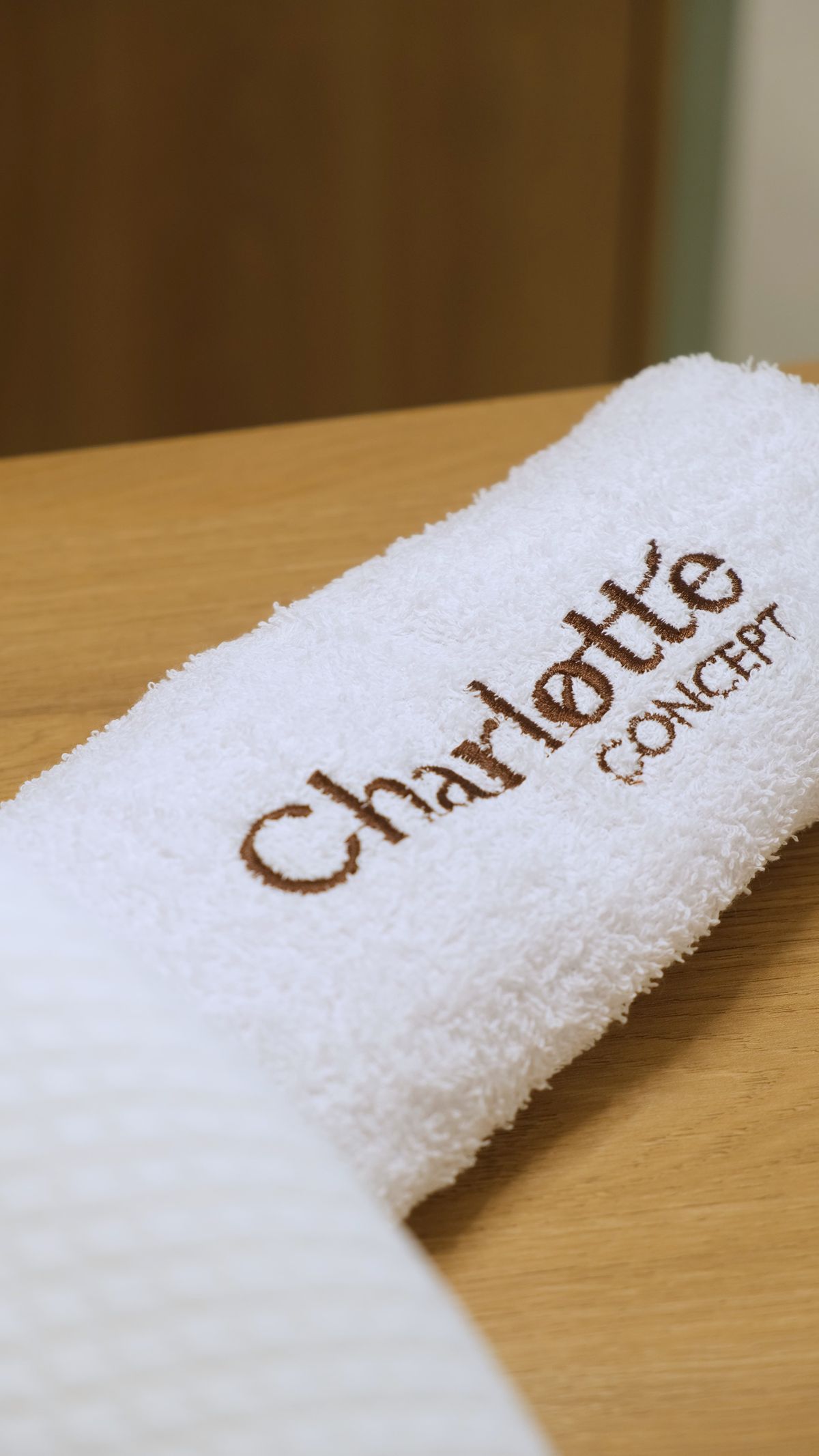 Toalha bordada com a marca Charlotte Concept