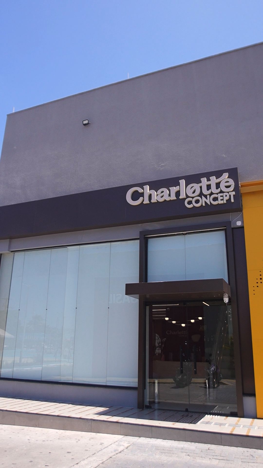 Fachada da Charlotte Concept — Av. dos Holandeses, ao lado da Smart Fit Barramar