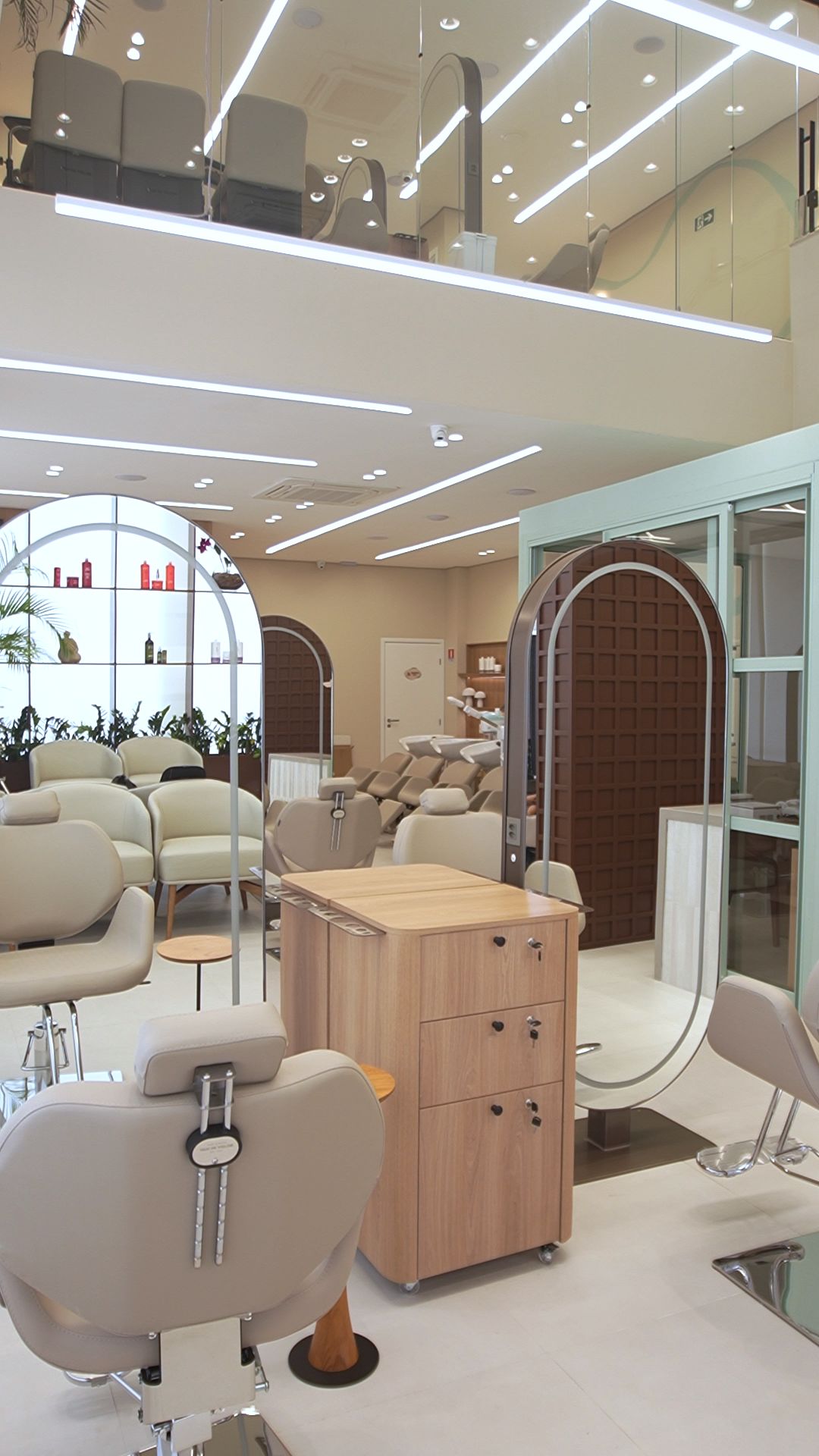 Salão da Charlotte Concept com espelhos ovais e mezanino
