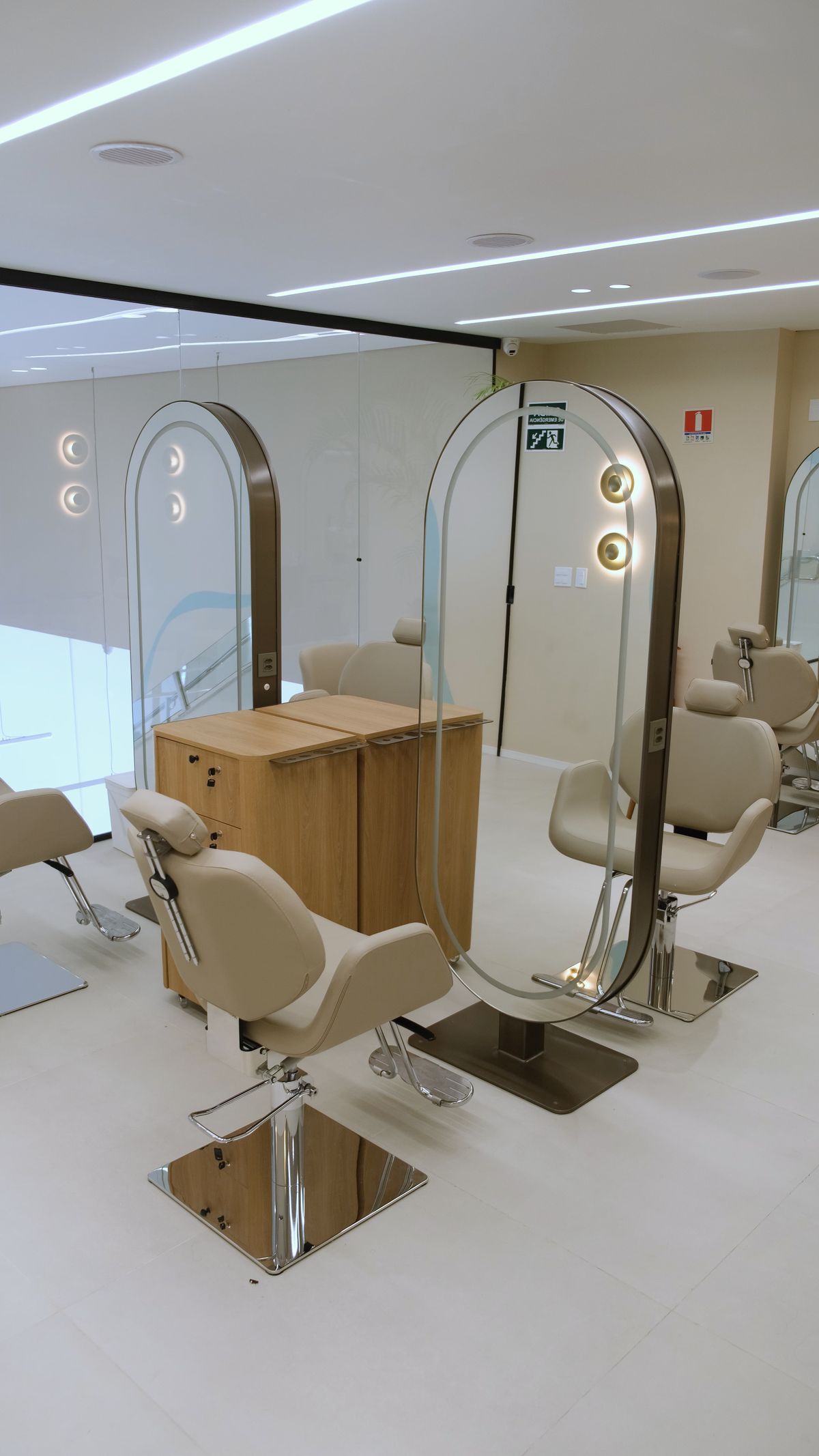 Estações de cabelo com espelhos ovais