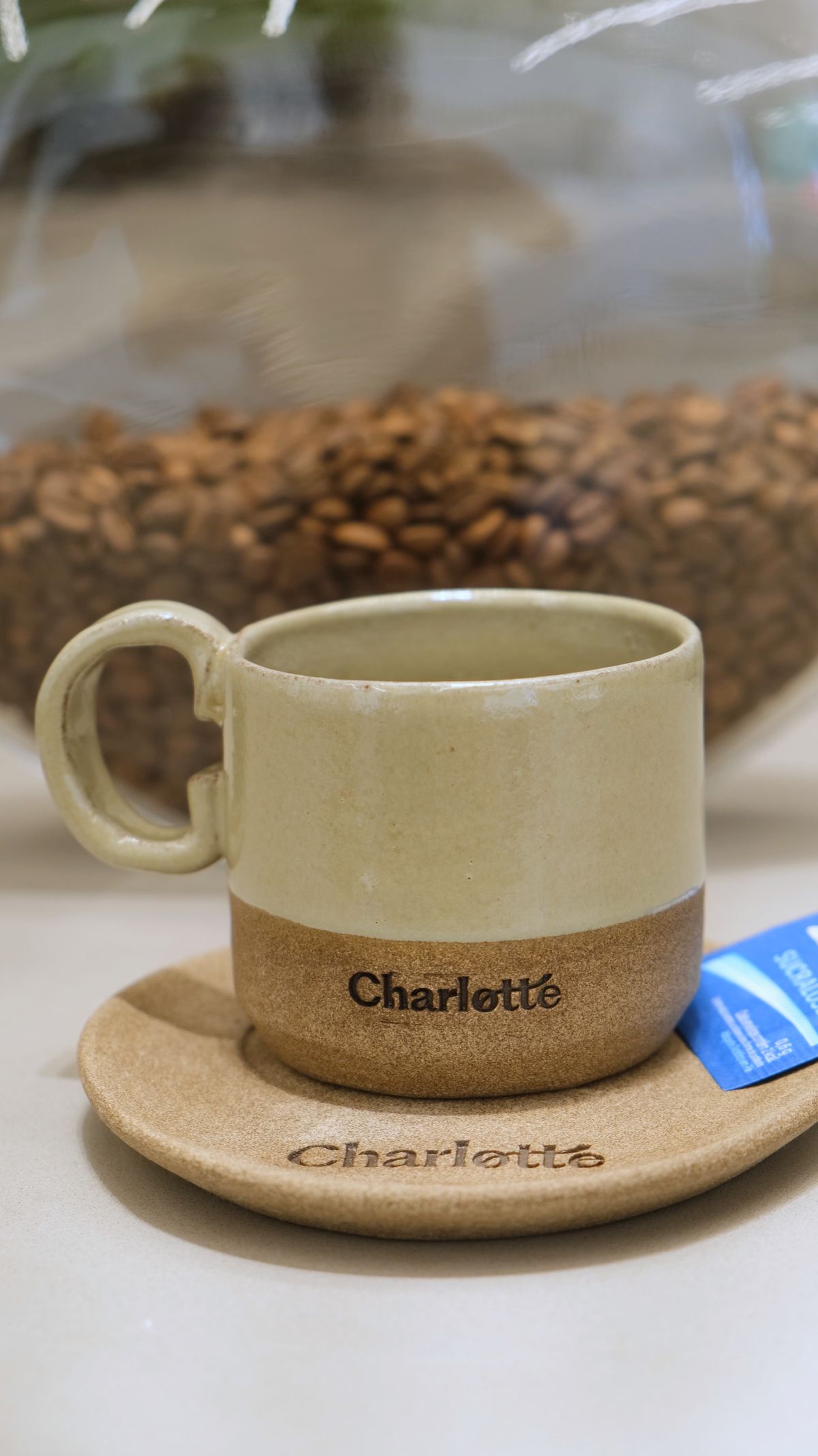 Xícara de café com a marca Charlotte